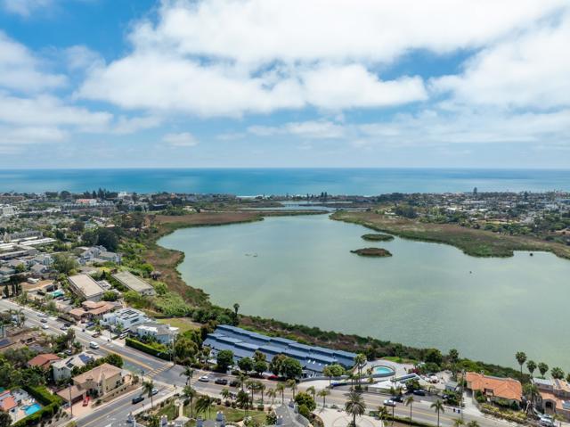 2399 Jefferson St, Carlsbad CA: https://media.crmls.org/mediaz/a5e68da8-02ce-4e12-a521-3d8c07ea91b0.jpg