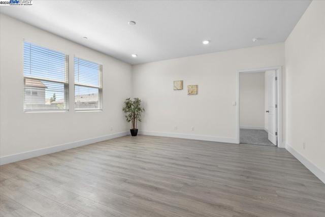 946 Osprey Dr, Lathrop CA: https://media.crmls.org/mediaz/a5e6cf05-28a7-44b2-b11a-ed9a50477e17.jpg