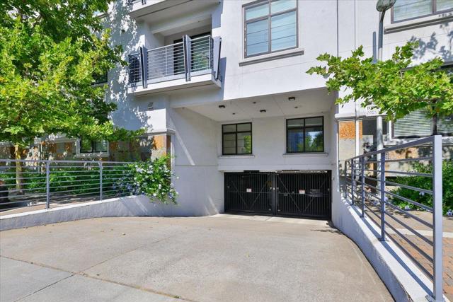 10745 N De Anza Boulevard, Cupertino CA: https://media.crmls.org/mediaz/a5e7c8b5-b1a6-4fa6-8ad8-6b00ebbf9516.jpg