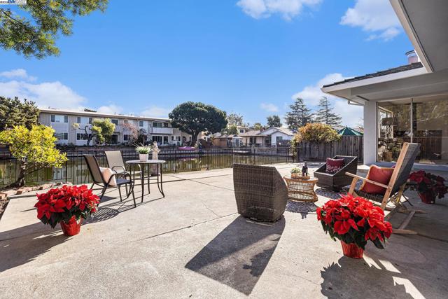 612 Glenwood Isle, Alameda, California 94501, 3 Bedrooms Bedrooms, ,2 BathroomsBathrooms,Single Family Residence,For Sale,Glenwood Isle,41083571