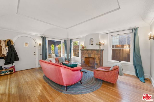 646 N Dillon Street, Los Angeles CA: https://media.crmls.org/mediaz/a5e7ff19-e12d-4ac3-baf4-08180b4a54bf.jpg