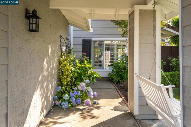 2060 Canyon Crest Ave, San Ramon CA: https://media.crmls.org/mediaz/a5e8840c-b4d9-4cb2-91c3-f65dd7e0ec7b.jpg