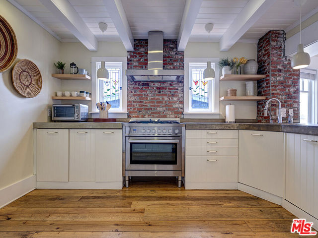 111 Dudley Avenue, Venice CA: https://media.crmls.org/mediaz/a5e931c2-9d7b-4832-98d6-9a84218247bc.jpg