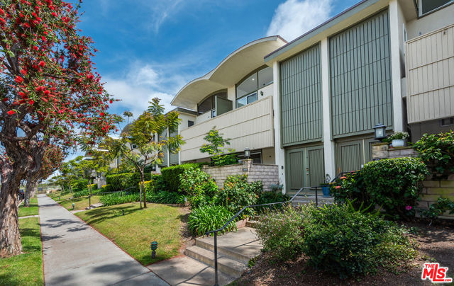 4801 La Villa Marina, Marina del Rey CA: https://media.crmls.org/mediaz/a5e93eb2-0450-4e43-9dc9-4345c322e56b.jpg
