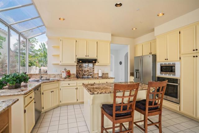 2133 View Crest Glen, Escondido CA: https://media.crmls.org/mediaz/a5e9b85e-00a6-4b3b-837e-2804aacafe1e.jpg