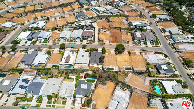 18128 Kingsport Drive, Malibu CA: https://media.crmls.org/mediaz/a5eb701e-e8fa-4026-a808-bc6c0b9c0ac9.jpg