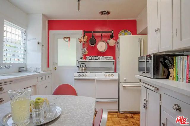2146 Holly Drive, Los Angeles CA: https://media.crmls.org/mediaz/a5ec517b-fb2f-41bb-ba41-978130ef24f3.jpg