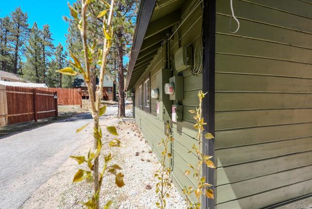 39414 Ruby Lane, Big Bear Lake CA: https://media.crmls.org/mediaz/a5ed194c-6ae4-421f-8f05-7f1505bd0960.jpg