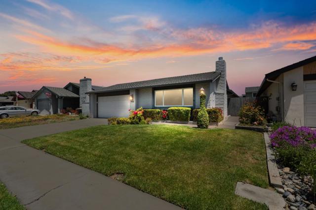422 Shelley Way, Salinas CA: https://media.crmls.org/mediaz/a5ed4ff4-d15f-4bf3-8e40-166fc78e9bac.jpg