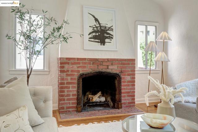 6753 Manor Crest, Oakland CA: https://media.crmls.org/mediaz/a5edf25f-a281-41dc-84a4-9f838ba3dbb2.jpg