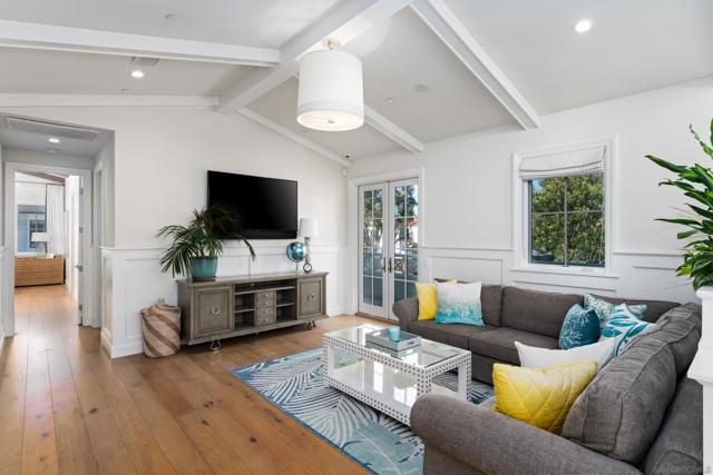 1040 Pine St, Coronado CA: https://media.crmls.org/mediaz/a5ee2544-19b8-46e8-875f-104015fb6c77.jpg