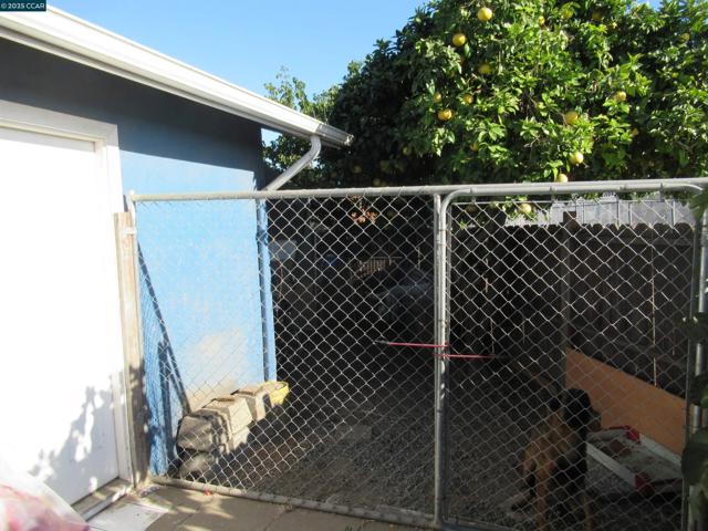 615 15Th St, Richmond CA: https://media.crmls.org/mediaz/a5ef5b61-3253-4d16-bfef-6a8e54f48a63.jpg