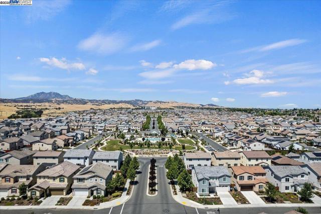 5352 Guenoc Valley Ln, Antioch CA: https://media.crmls.org/mediaz/a5efc7de-a015-4f07-a8ee-330a9580a7fb.jpg