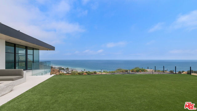 5012 Carbon Beach Terrace, Malibu CA: https://media.crmls.org/mediaz/a5f15891-5de5-4938-b5e3-a5f422daf5a1.jpg