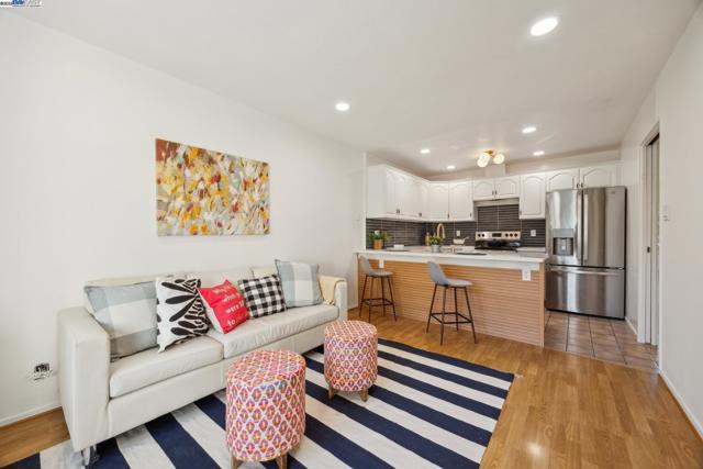 3362 Tonga Ln, Alameda CA: https://media.crmls.org/mediaz/a5f21bb0-4158-4e38-8821-441ceb9ccdc9.jpg