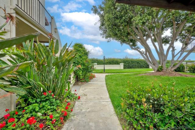 4195 Porte De Merano, San Diego CA: https://media.crmls.org/mediaz/a5f62302-2089-419e-8eee-4d5bdfb053fd.jpg