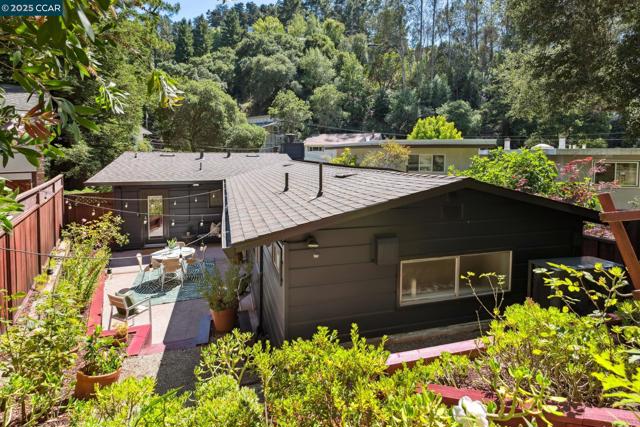 6653 Banning Dr, Oakland CA: https://media.crmls.org/mediaz/a5f63af2-6776-4fef-8c9d-534e5c7ae833.jpg