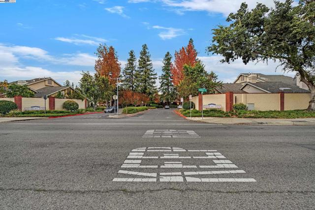 1410 Groth Cir, Pleasanton CA: https://media.crmls.org/mediaz/a5f7886a-b72f-4e0e-9fa5-805d7ba61f62.jpg