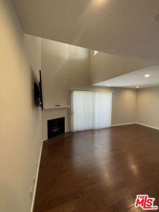 1453 3rd Street Promenade, Santa Monica CA: https://media.crmls.org/mediaz/a5f80463-bf08-4cf3-9ba9-b90f8fb709a7.jpg