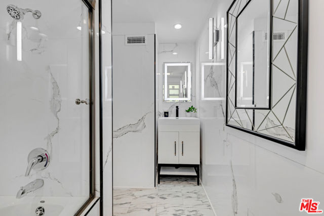 418 N Bowling Green Way, Los Angeles CA: https://media.crmls.org/mediaz/a5f9dd83-ba4d-419f-ab24-1e3f9a3f253b.jpg