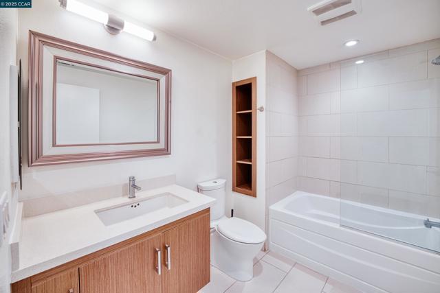 2655 Bush, San Francisco CA: https://media.crmls.org/mediaz/a5f9f0da-62d4-4de7-8bbe-923e7d79763a.jpg