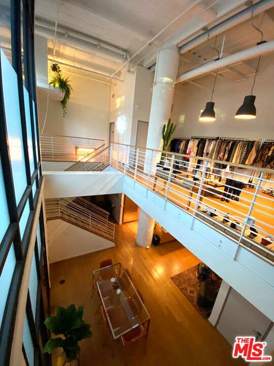 330 W 11th Street, Los Angeles CA: https://media.crmls.org/mediaz/a5fa7587-0443-475f-9573-9d5262b3ad5f.jpg