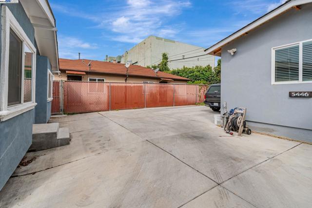 5444 Bancroft, Oakland CA: https://media.crmls.org/mediaz/a5fa9a0c-6386-43aa-b722-f58a4ab3603a.jpg