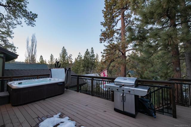 39470 Lake Dr, Big Bear CA: https://media.crmls.org/mediaz/a5fa9f10-7935-4ae8-9663-996f2d236e79.jpg