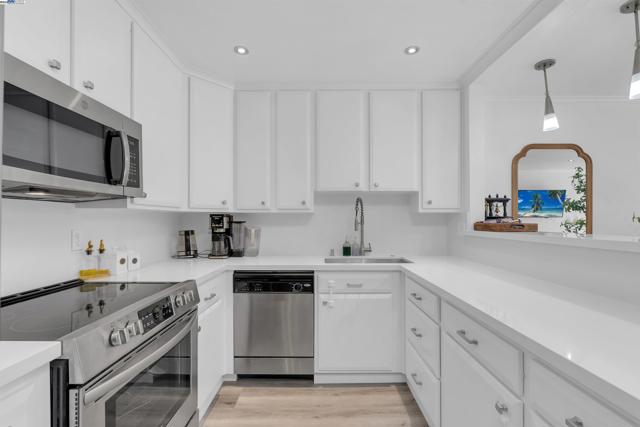 2500 Miramar Ave, Castro Valley CA: https://media.crmls.org/mediaz/a5fc7edf-aabd-46d8-b2fa-126986f5a91c.jpg