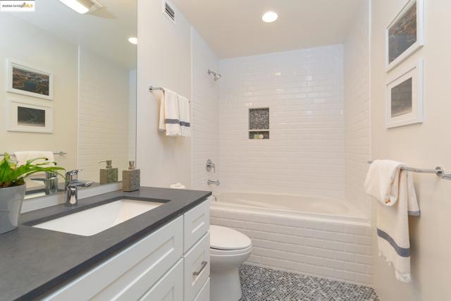 20 Ascot Ct, Oakland CA: https://media.crmls.org/mediaz/a5fcd5bd-b52d-4bab-aa33-87cc36315256.jpg