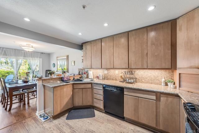 Detail Gallery Image 6 of 29 For 4843 Flying Cloud, Carlsbad,  CA 92008 - 2 Beds | 2/1 Baths