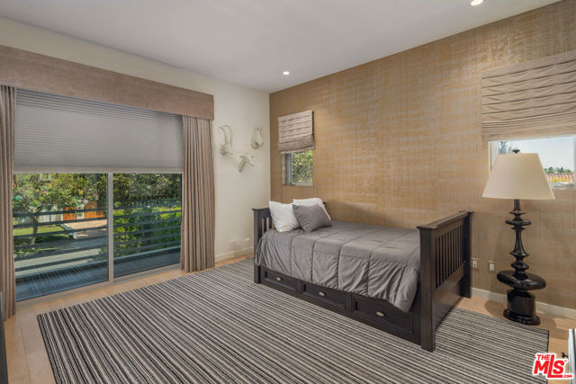 633 N Laurel Avenue, Los Angeles CA: https://media.crmls.org/mediaz/a5fde11a-859a-44f6-b849-2fbc44ec3e55.jpg