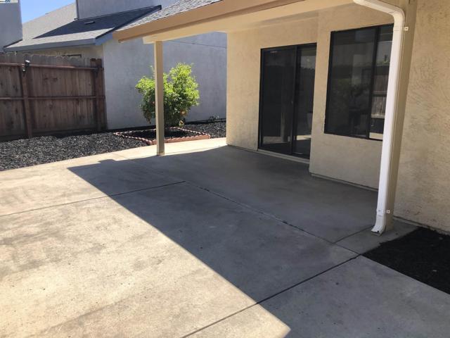 1023 Snowgoose Ln, Manteca CA: https://media.crmls.org/mediaz/a601129b-86ba-4930-841e-c05cde8e7ce6.jpg