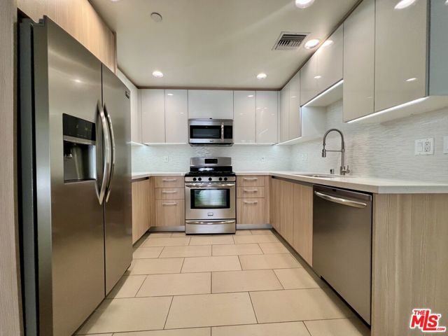 11715 W BELLAGIO Road, Los Angeles CA: https://media.crmls.org/mediaz/a60138b7-7c25-4589-8af3-bf2bfd3ffebb.jpg