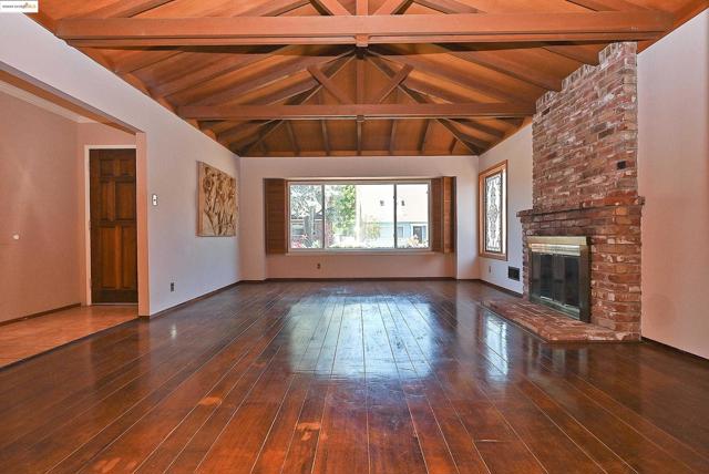 44 Oak Hill Cir, Oakland CA: https://media.crmls.org/mediaz/a601db21-c9b1-4c8f-be85-f0325359a632.jpg