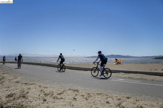 545 Pierce St, Albany CA: https://media.crmls.org/mediaz/a6023668-12d0-4701-bb4d-832246ed3440.jpg