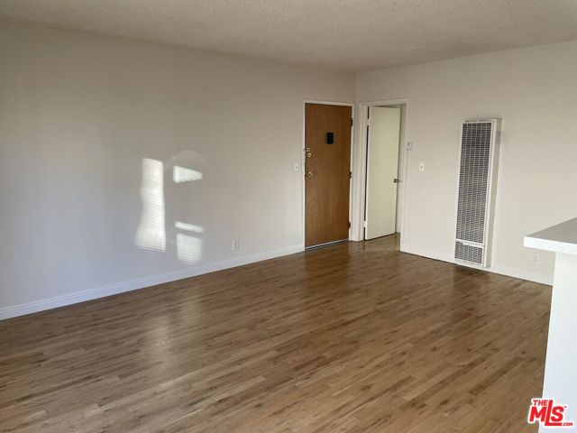 1137 Wilcox Place, Los Angeles CA: https://media.crmls.org/mediaz/a60240c4-0b3b-46fe-90f8-95b387988044.jpg