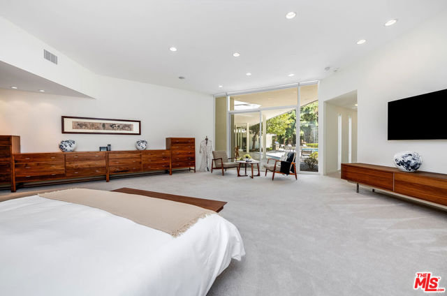 1010 N Rexford Drive, Beverly Hills CA: https://media.crmls.org/mediaz/a6040ce0-8994-4456-8b1c-5cc61c525724.jpg