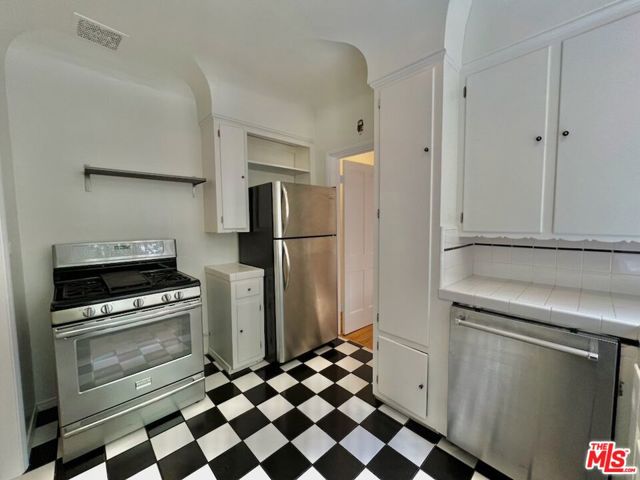 8474 Fountain Avenue, West Hollywood CA: https://media.crmls.org/mediaz/a6046e3a-6212-46d9-9377-06daaeea6106.jpg