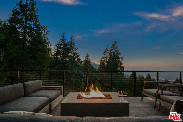 654 S Cumberland Drive, Lake Arrowhead CA: https://media.crmls.org/mediaz/a606472c-8ef0-42b0-afbd-a0b2510dbd5c.jpg