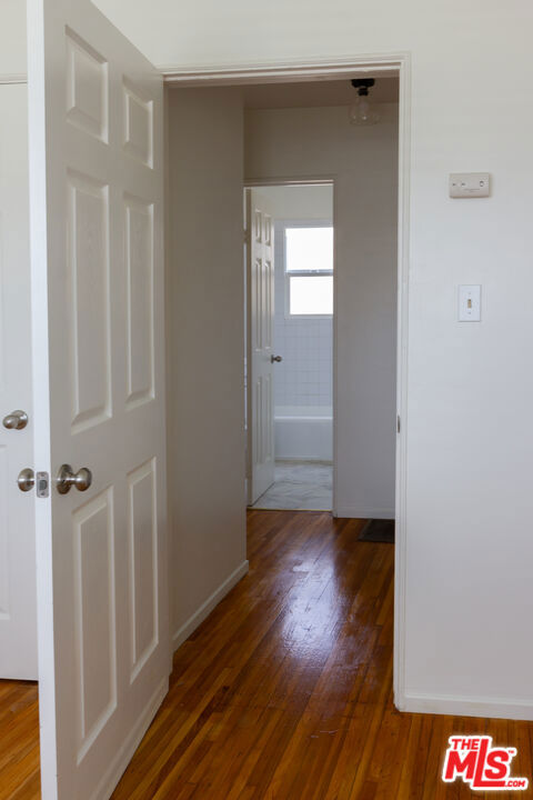 2598 Amherst Ave, Los Angeles CA: https://media.crmls.org/mediaz/a60761d4-3884-4238-b5f2-23d13103865d.jpg