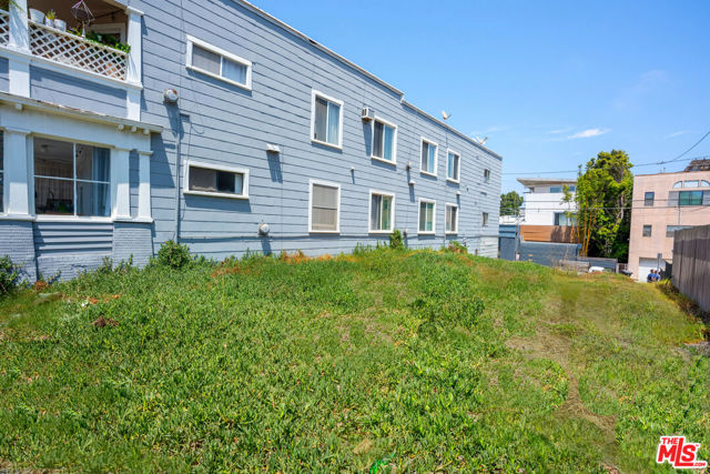 1816 Pacific Avenue, Venice CA: https://media.crmls.org/mediaz/a6076940-fc79-47e6-97da-469010b4302e.jpg