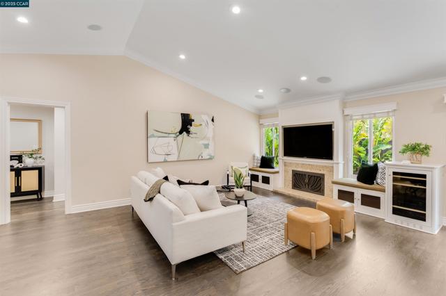 5588 Gonzalez Ct, Concord CA: https://media.crmls.org/mediaz/a608b5b2-10bd-4238-9179-c843449f8466.jpg