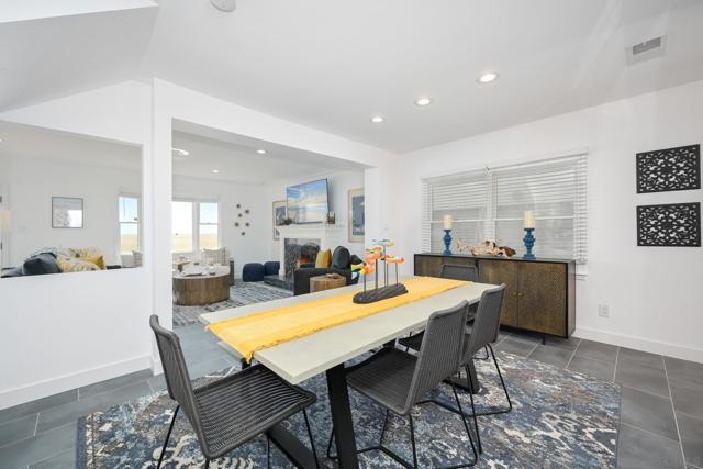 206 E E Oceanfront, Newport Beach CA: https://media.crmls.org/mediaz/a609e895-ee29-4f45-8dfd-6e1652dce777.jpg