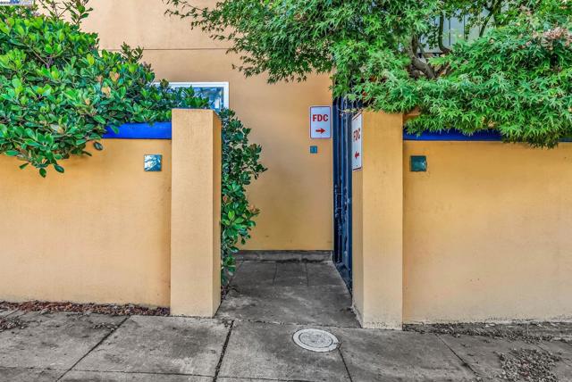 400 Wayne Ave, Oakland CA: https://media.crmls.org/mediaz/a609fe75-b084-4369-8738-798109e713af.jpg