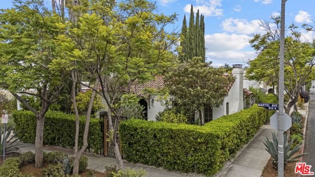 951 N Martel Avenue, Los Angeles CA: https://media.crmls.org/mediaz/a60b768f-9c49-4538-83dd-dbe5f0fcd8a1.jpg