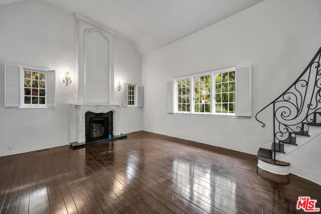 618 N Rodeo Drive, Beverly Hills CA: https://media.crmls.org/mediaz/a60be48c-f44e-4b36-a8d2-07f17dd2ed6f.jpg