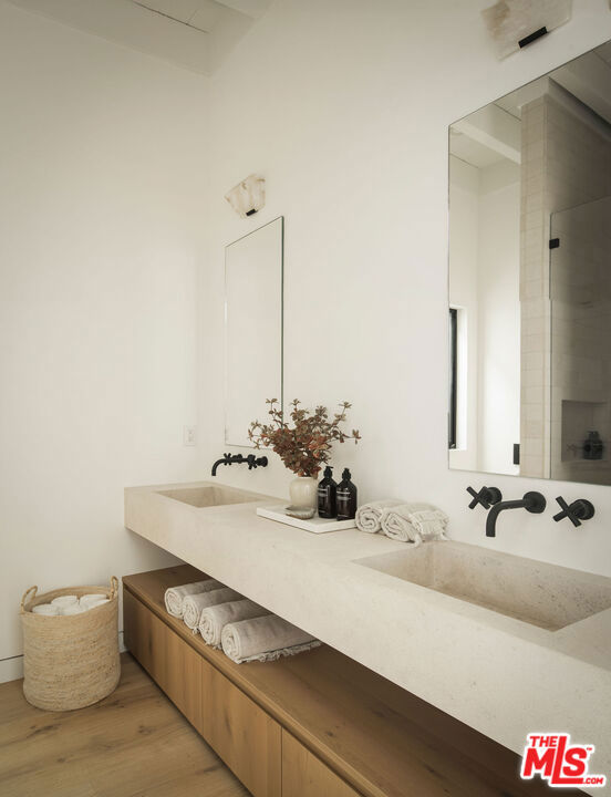 27356 Escondido Beach Road Highway, Malibu CA: https://media.crmls.org/mediaz/a60cd1a9-fb92-4136-889f-2516c2f190e4.jpg
