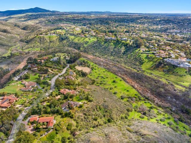 16574 Zumaque, Rancho Santa Fe CA: https://media.crmls.org/mediaz/a60d1ab6-392b-4a40-93f8-7b16b1ced4bb.jpg