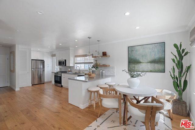 3627 Veteran Avenue, Los Angeles CA: https://media.crmls.org/mediaz/a60d5e4d-8c63-49f5-843b-19e96f3296e6.jpg